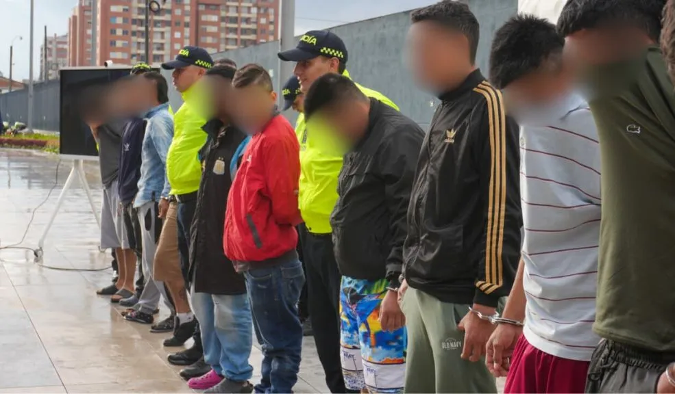 En Bosa y Suba: capturadas las bandas 'La Esperanza' y 'Perseo' por trafico de estupefacientes  Con 21 capturados y 18 allanamientos, las autoridades dieron un duro golpe al microtráfico en Bosa y Suba, desmontando las bandas 'La Esperanza' y 'Perseo', responsables de distribuir droga en parques y zonas escolares.