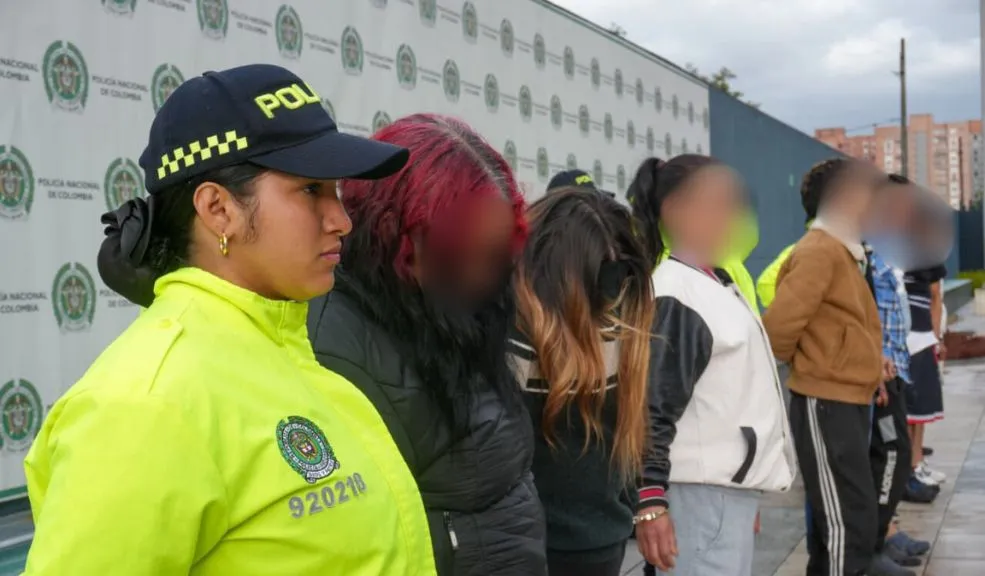 En Bosa y Suba: capturadas las bandas 'La Esperanza' y 'Perseo' por trafico de estupefacientes  Con 21 capturados y 18 allanamientos, las autoridades dieron un duro golpe al microtráfico en Bosa y Suba, desmontando las bandas 'La Esperanza' y 'Perseo', responsables de distribuir droga en parques y zonas escolares.