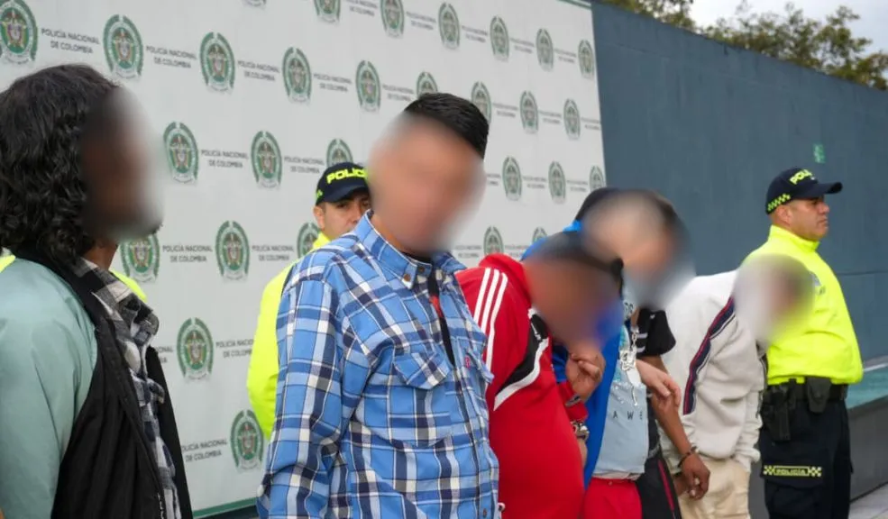 En Bosa y Suba: capturadas las bandas 'La Esperanza' y 'Perseo' por trafico de estupefacientes  Con 21 capturados y 18 allanamientos, las autoridades dieron un duro golpe al microtráfico en Bosa y Suba, desmontando las bandas 'La Esperanza' y 'Perseo', responsables de distribuir droga en parques y zonas escolares.