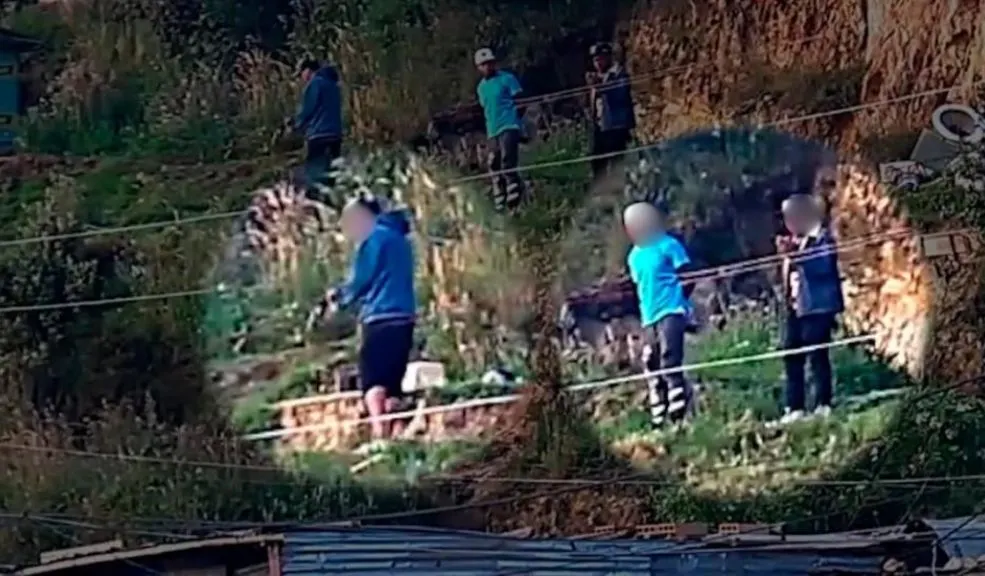Ciudad Bolívar: capturan a tres personas por homicidio en el barrio El Capri Con la ayuda de las cámaras del Centro de Comando, Control, Comunicaciones y Cómputo (C4) de Bogotá, la policía capturó en Ciudad Bolívar a tres sujetos señalados de homicidio.