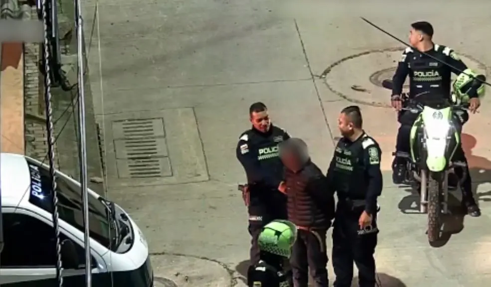 Ciudad Bolívar: capturan a tres personas por homicidio en el barrio El Capri Con la ayuda de las cámaras del Centro de Comando, Control, Comunicaciones y Cómputo (C4) de Bogotá, la policía capturó en Ciudad Bolívar a tres sujetos señalados de homicidio.