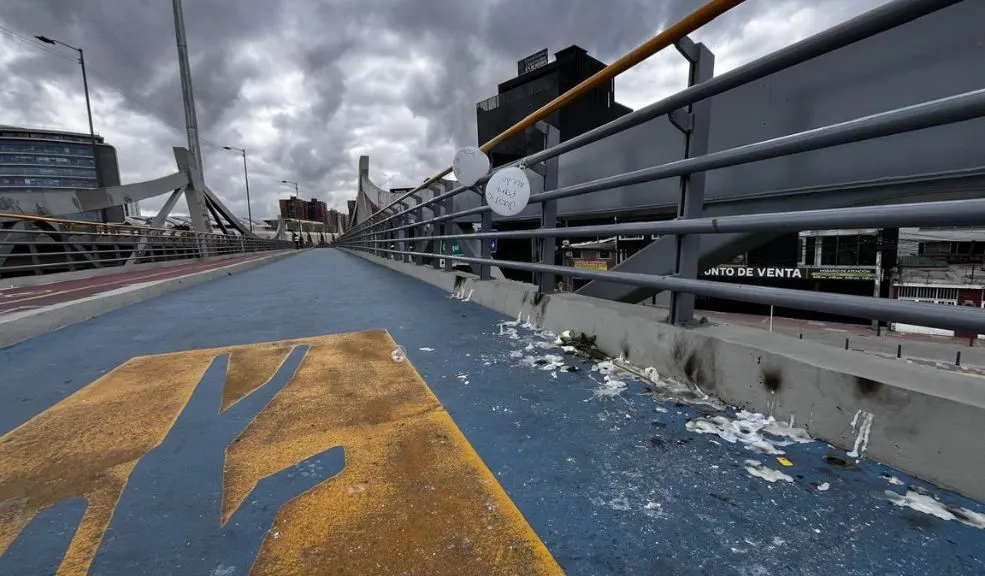 En Engativá, a Alejandro lo mataron por robarlo en un puente de Bonanza y Santa María del Lago 1 En Engativá, a Alejandro lo mataron por robarlo en un puente de Bonanza y Santa María del Lago La familia de Alejandro Ladino exige que su muerte no quede impune. La víctima fue atacada por sujetos que buscaban robarlo mientras cruzaba un puente, ubicado entre los barrios Bonanza y Santa María del Lago, en la localidad de Engativá.