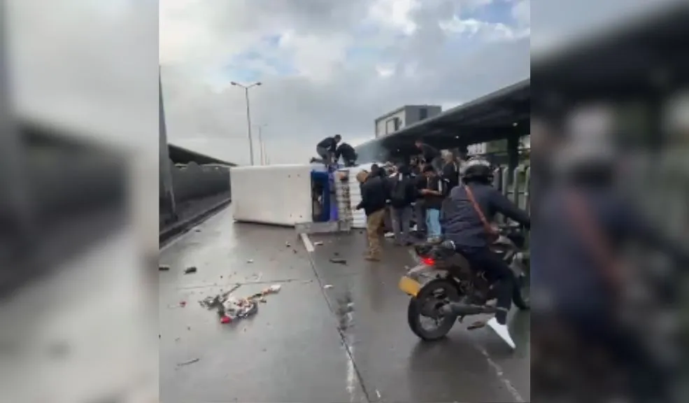 En Engativá: bloqueo en la movilidad por volcamiento de un camión en la Av. El Dorado 3 En Engativá: bloqueo en la movilidad por volcamiento de un camión en la Av. El Dorado Un grave incidente vial causó un bloqueo total en la Avenida El Dorado en Engativá, tras el volcamiento de un camión.