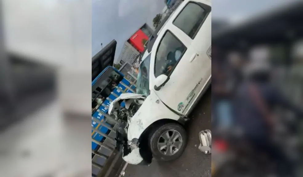 En Engativá: bloqueo en la movilidad por volcamiento de un camión en la Av. El Dorado 2 En Engativá: bloqueo en la movilidad por volcamiento de un camión en la Av. El Dorado Un grave incidente vial causó un bloqueo total en la Avenida El Dorado en Engativá, tras el volcamiento de un camión.