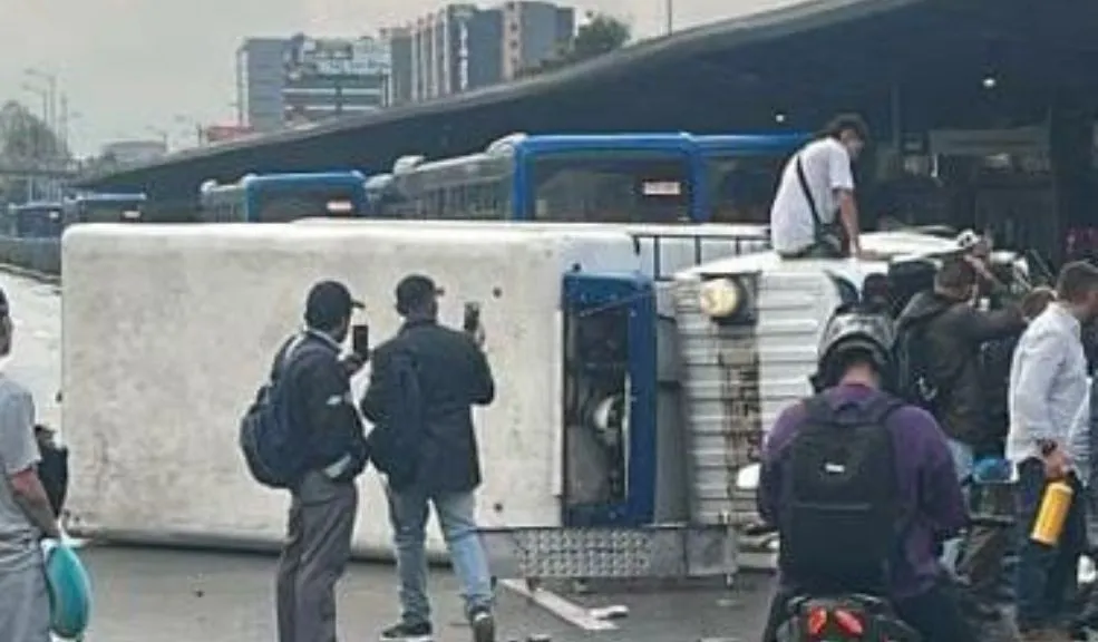 En Engativá: bloqueo en la movilidad por volcamiento de un camión en la Av. El Dorado 1 En Engativá: bloqueo en la movilidad por volcamiento de un camión en la Av. El Dorado Un grave incidente vial causó un bloqueo total en la Avenida El Dorado en Engativá, tras el volcamiento de un camión.