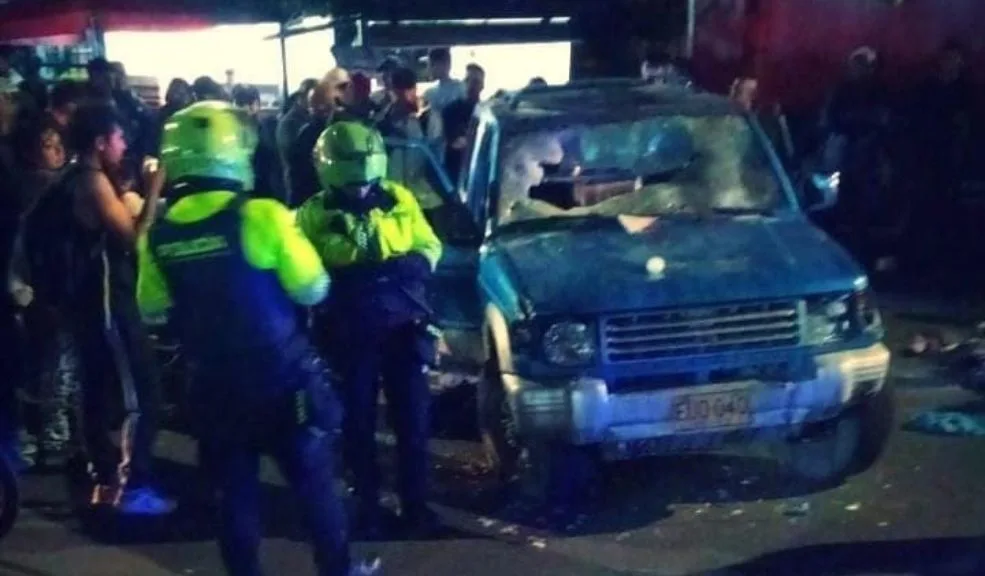 En Kennedy, turba de moteros acabó con la vida de Mauricio Mauricio Cendales Parra, un comerciante que se ganaba la vida administrando un parqueadero en la localidad de Chapinero y que, según su familia, sufrió una crisis antes de perder el control, protagonizó una persecución por la avenida de Las Américas mientras manejaba su camioneta. Luego fue acribillado, golpeado y linchado por una turba de motociclistas que provocó su muerte en la localidad de Kennedy.