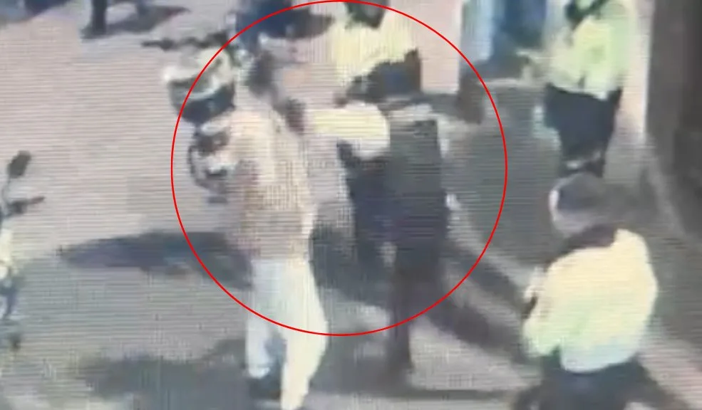 En La Candelaria, comerciantes denuncian caso de presunto abuso policial Un presunto caso de abuso policial en Bogotá salió a la luz en las últimas horas. Lo que inicialmente había empezado como un compartir entre comerciantes y habitantes del Chorro de Quevedo (La Candelaria) se convirtió, momentos después, en un enfrentamiento con la Policía.