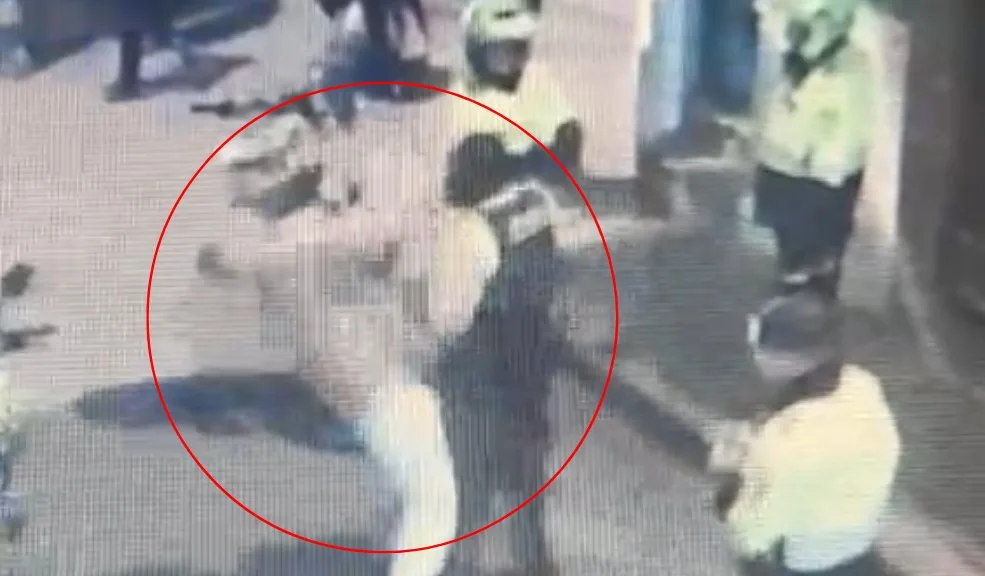 En La Candelaria, comerciantes denuncian caso de presunto abuso policial Un presunto caso de abuso policial en Bogotá salió a la luz en las últimas horas. Lo que inicialmente había empezado como un compartir entre comerciantes y habitantes del Chorro de Quevedo (La Candelaria) se convirtió, momentos después, en un enfrentamiento con la Policía.
