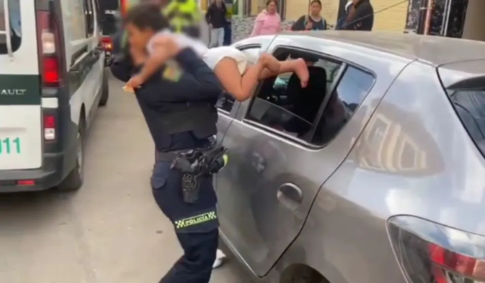 En Los Mártires: rescatan a menor que estaba encerrado dentro de un carro La Policía Metropolitana de Bogotá logró el rescate de un menor de tan solo dos años que llevaba horas encerrado dentro de un vehículo en la localidad de Los Mártires.