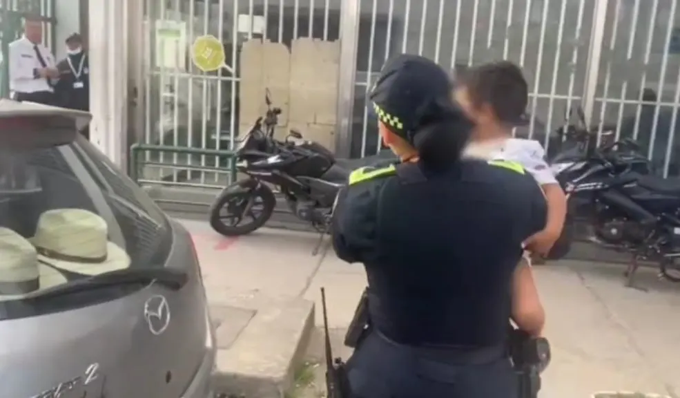 En Los Mártires: rescatan a menor que estaba encerrado dentro de un carro La Policía Metropolitana de Bogotá logró el rescate de un menor de tan solo dos años que llevaba horas encerrado dentro de un vehículo en la localidad de Los Mártires.