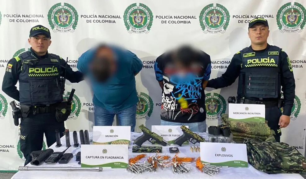 En Puente Aranda: incautan camioneta llena de arsenal de guerra En Puente Aranda, la Policía sorprendió a dos hombres que transportaban un arsenal de guerra en una camioneta. Intentaron huir, pero fueron capturados de inmediato.