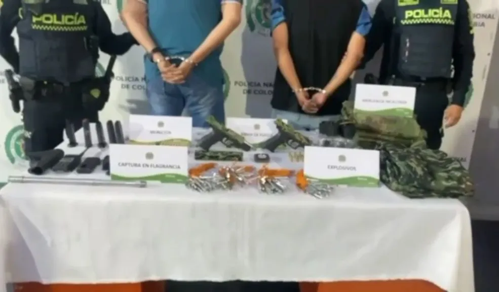 En Puente Aranda: incautan camioneta llena de arsenal de guerra En Puente Aranda, la Policía sorprendió a dos hombres que transportaban un arsenal de guerra en una camioneta. Intentaron huir, pero fueron capturados de inmediato.