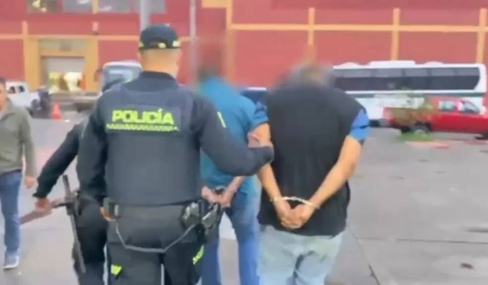 En Puente Aranda: incautan camioneta llena de arsenal de guerra En Puente Aranda, la Policía sorprendió a dos hombres que transportaban un arsenal de guerra en una camioneta. Intentaron huir, pero fueron capturados de inmediato.