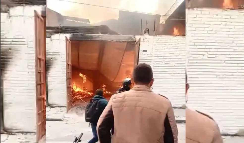 En Puente Aranda: se presenta un incendio que consumió una bodega Una emergencia se desató durante esta tarde en el sector industrial del barrio La Pradera, en la localidad de Puente Aranda, tras registrarse un incendio estructural al interior de una bodega.