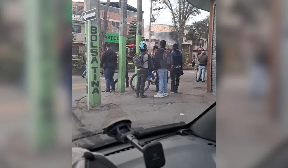 En Puente Aranda: se presenta un incendio que consumió una bodega Una emergencia se desató durante esta tarde en el sector industrial del barrio La Pradera, en la localidad de Puente Aranda, tras registrarse un incendio estructural al interior de una bodega.