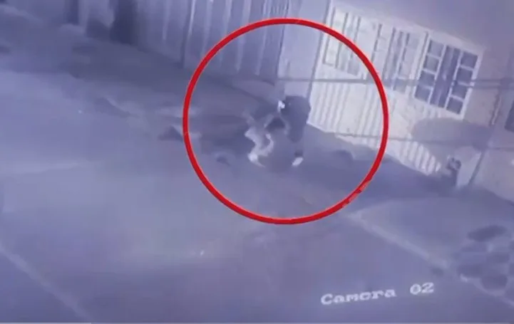 En Rafael Uribe: capturan a alias 'Chocolate', señalado de homicidio en caso de intolerancia Un sujeto conocido como alias 'Chocolate' fue capturado en Rafael Uribe, tras ser señalado como el presunto responsable del homicidio de Jhon Jairo Quintero en medio de un caso de intolerancia.