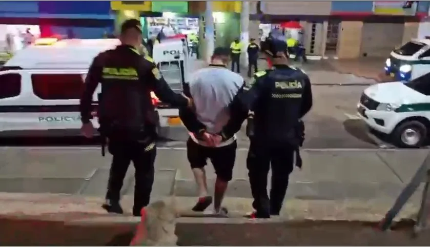 En Rafael Uribe: capturan a alias 'Chocolate', señalado de homicidio en caso de intolerancia Un sujeto conocido como alias 'Chocolate' fue capturado en Rafael Uribe, tras ser señalado como el presunto responsable del homicidio de Jhon Jairo Quintero en medio de un caso de intolerancia.