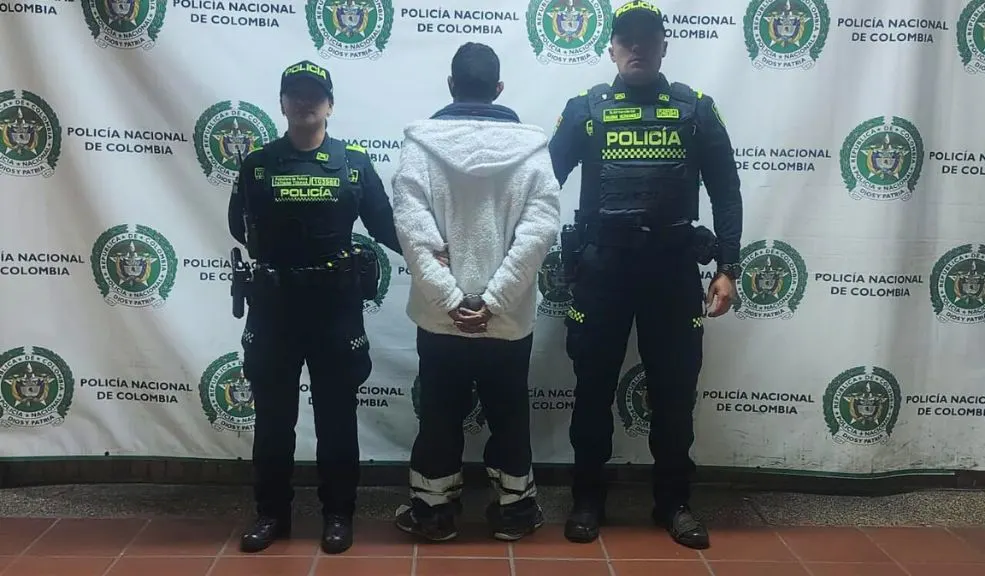 En Rafael Uribe la Policía le dio un golpe a la delincuencia: logra 3 capturas 2 En Rafael Uribe la Policía le dio un golpe a la delincuencia: logra 3 capturas En un exitoso fin de semana de operativos contra la delincuencia en la localidad de Rafael Uribe, la Policía Nacional capturó a tres sujetos por delitos de alto impacto, como hurto, homicidio y venta de estupefacientes. Así dieron con ellos.