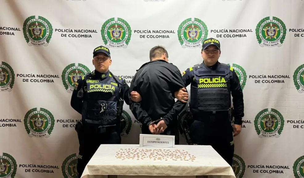 En Rafael Uribe la Policía le dio un golpe a la delincuencia: logra 3 capturas 1 En Rafael Uribe la Policía le dio un golpe a la delincuencia: logra 3 capturas En un exitoso fin de semana de operativos contra la delincuencia en la localidad de Rafael Uribe, la Policía Nacional capturó a tres sujetos por delitos de alto impacto, como hurto, homicidio y venta de estupefacientes. Así dieron con ellos.