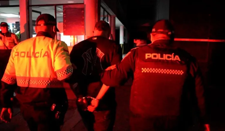 En Restrepo: capturado con revólver en un bar que escondía drogas y armas