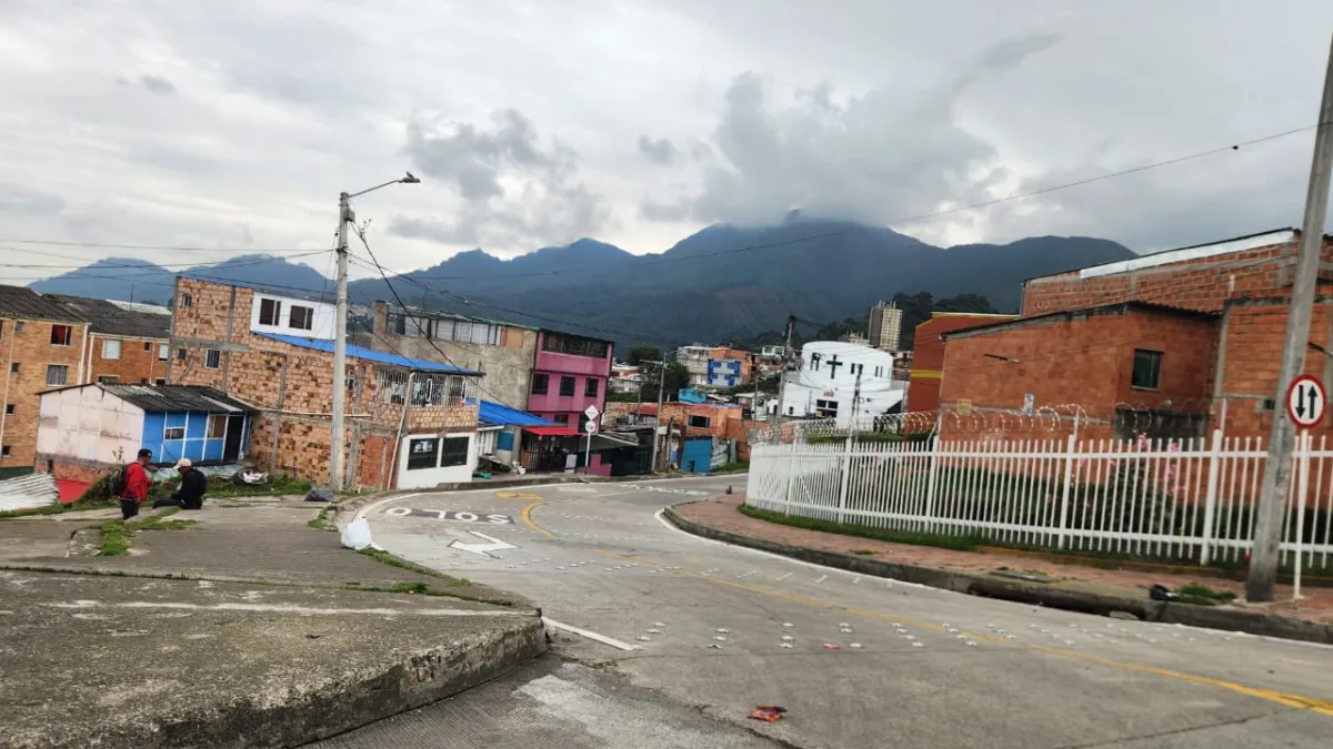 San Cristóbal: riña termina con un menor muerto. "La gente corría con machetes" Las autoridades atendieron un hecho violento, ocurrido en el barrio Santa Inés (San Cristóbal), donde, al parecer, en medio de una riña una mujer de 37 años mató a un menor. Fue capturada. Los detalles a continuación.
