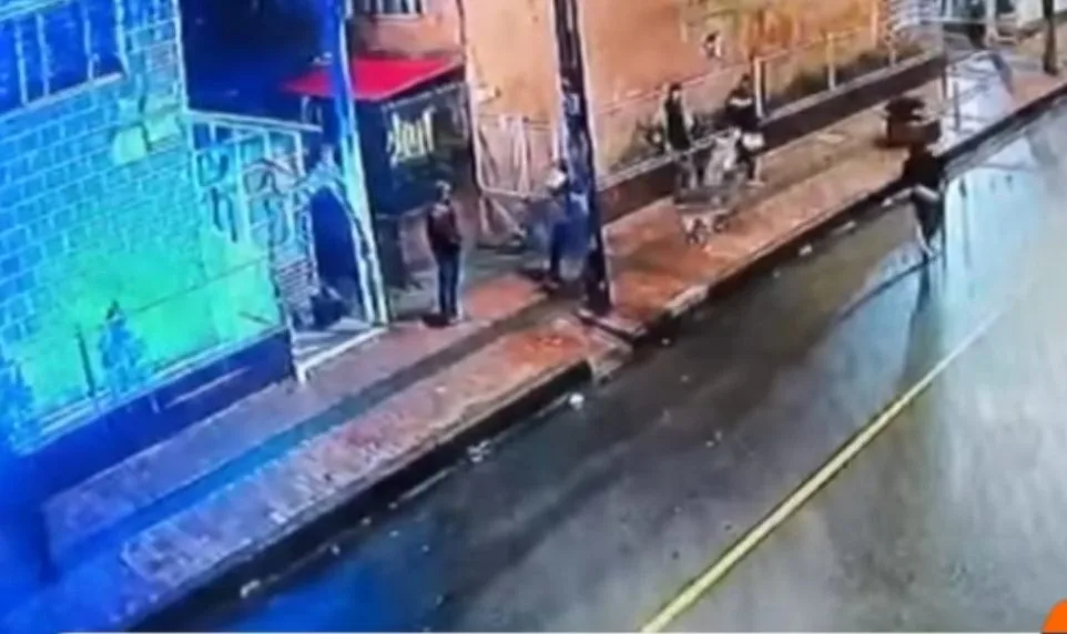 San Cristóbal: riña termina con un menor muerto. "La gente corría con machetes" Las autoridades atendieron un hecho violento, ocurrido en el barrio Santa Inés (San Cristóbal), donde, al parecer, en medio de una riña una mujer de 37 años mató a un menor. Fue capturada. Los detalles a continuación.