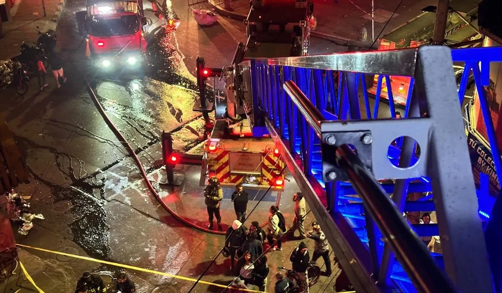 En San Victorino así fue el grave incendio que consumió una estructura