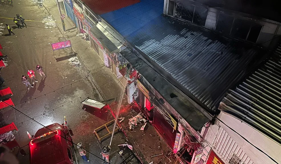 En San Victorino así fue el grave incendio que consumió una estructura