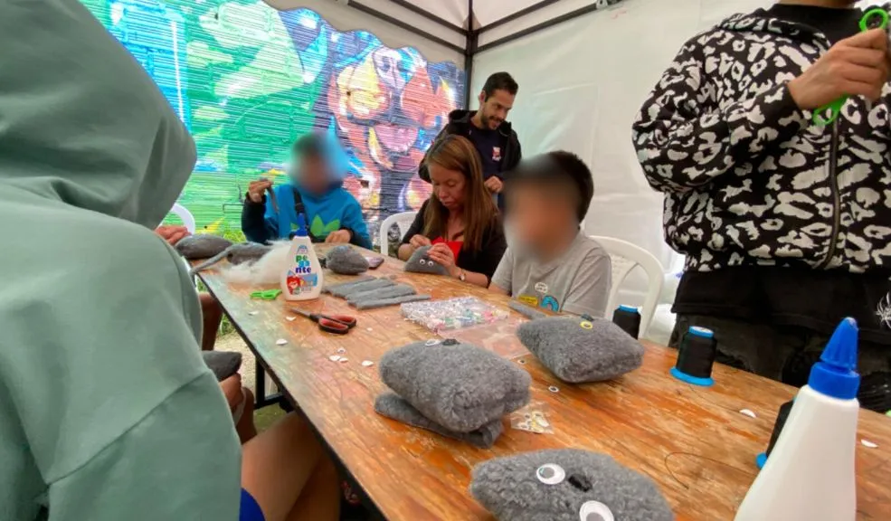 En Santa Fe estrenaron el 'Aula Animalista', la primera de varias en la ciudad 2 En Santa Fe estrenaron el 'Aula Animalista', la primera de varias en la ciudad La sensibilización de los ciudadanos en cuanto a la protección y el bienestar animal es una prioridad. Es por ello que, en la localidad de Santa Fe, se estrenó la primera 'Aula Animalista', un espacio donde las personas podrán comprender mejor a los peladitos a través del arte y la cultura.