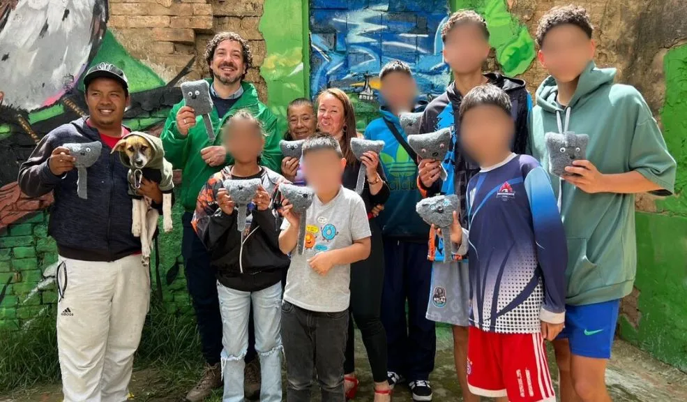 En Santa Fe estrenaron el 'Aula Animalista', la primera de varias en la ciudad 1 En Santa Fe estrenaron el 'Aula Animalista', la primera de varias en la ciudad La sensibilización de los ciudadanos en cuanto a la protección y el bienestar animal es una prioridad. Es por ello que, en la localidad de Santa Fe, se estrenó la primera 'Aula Animalista', un espacio donde las personas podrán comprender mejor a los peladitos a través del arte y la cultura.