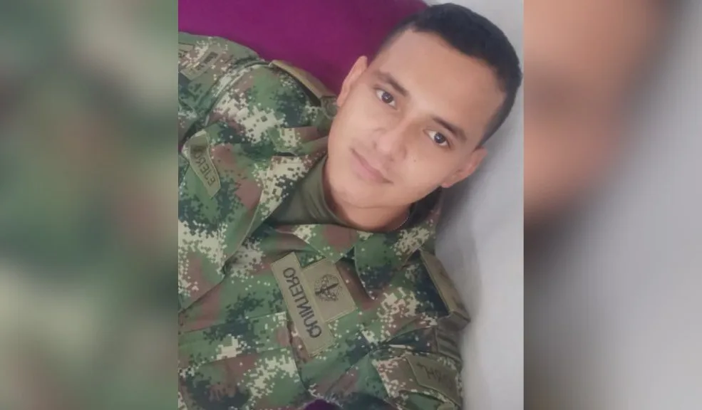 En Soacha, Jersey fue torturado y asesinado tras caer en una falsa venta de vehículo Un enorme sentimiento de luto y consternación inunda hoy a la familia de un joven soldado, identificado como Jersey Alexánder Quintero Afanador, de 26 años, quien fue asesinado en medio de una estafa por una compra de un vehículo. 