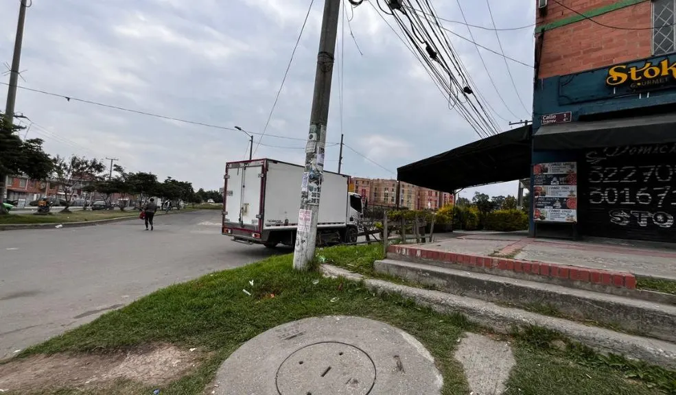 En Soacha: a Diego lo asesinaron en medio de una riña El municipio de Soacha fue escenario de un brutal asesinato durante el fin de semana de Halloween. La víctima fue identificada como Diego Fernando Guerra López, quien murió tras recibir una puñalada mortal en el pecho.