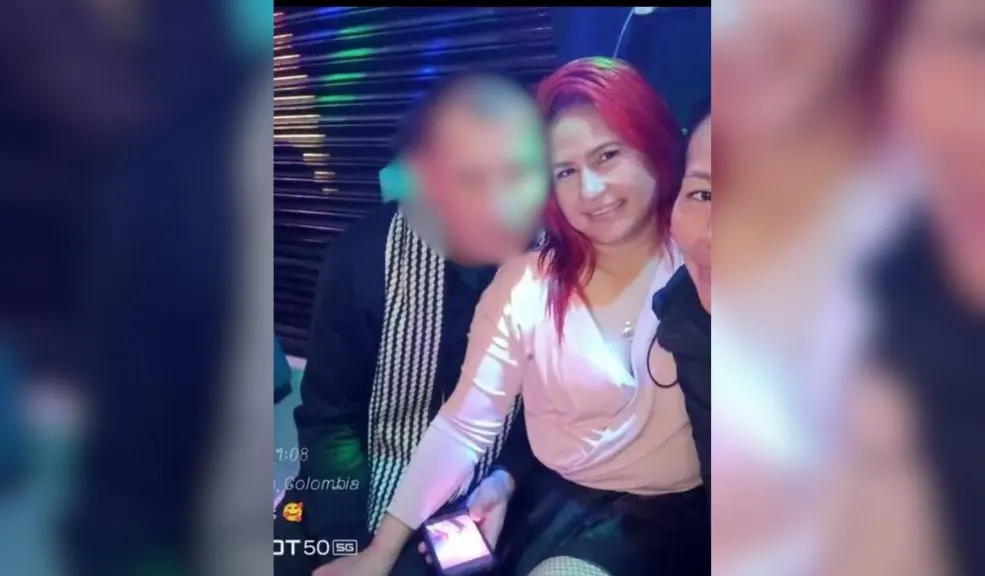 En Soacha: denuncian el feminicidio de Nelcy a manos de su pareja 1 En Soacha: denuncian el feminicidio de Nelcy a manos de su pareja Las autoridades buscan al presunto asesino de Nelcy Muñoz España, quien falleció en Soacha, Cundinamarca, tras sufrir múltiples heridas con arma blanca. La familia de la víctima ha calificado el suceso como un feminicidio y señala directamente a su pareja sentimental como el responsable del crimen.