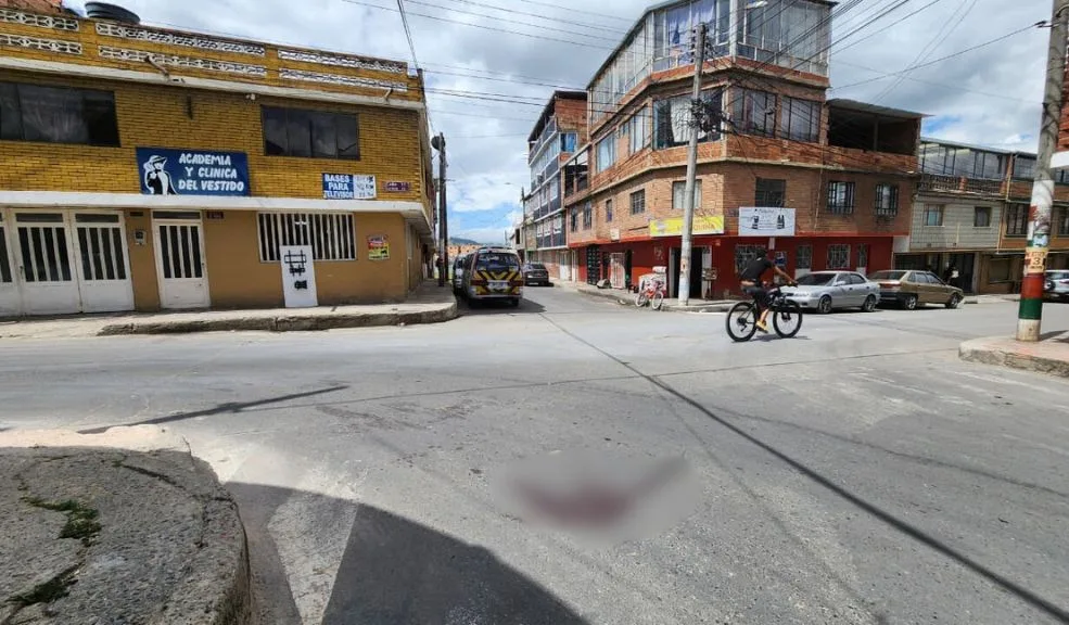 En Soacha, motero fue asesinado a tiros por robarle la moto en el barrio Eugenio Díaz A tan solo una cuadra del antiguo cementerio municipal de Soacha, una tragedia se posó sobre el barrio Eugenio Díaz luego de que, en una de las esquinas del sector, fuera atacado a tiros un joven.