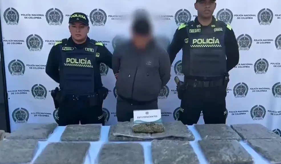 En Soacha: perro policía olfateó 75 kilos de marihuana Un perro policía antinarcóticos halló 75 kilogramos de marihuana ocultos en tres maletas dentro de un bus intermunicipal en Soacha. Una persona fue capturada.