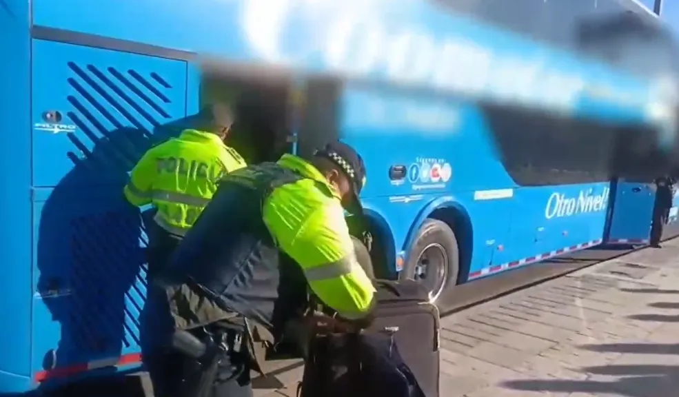 En Soacha: perro policía olfateó 75 kilos de marihuana Un perro policía antinarcóticos halló 75 kilogramos de marihuana ocultos en tres maletas dentro de un bus intermunicipal en Soacha. Una persona fue capturada.