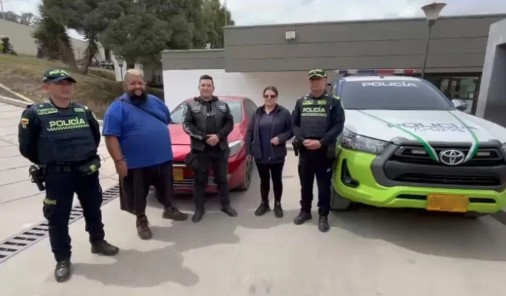En Soacha recuperan vehículo robado a mano armada Un hombre que transitaba por el barrio Venecia junto a su hijo fue víctima de un robo a mano armada de su vehículo. Horas más tarde, la Policía logró recuperarlo en Soacha.