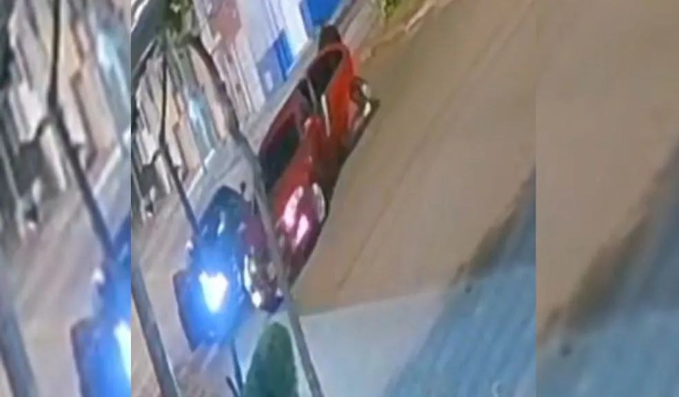 En Teusaquillo: así cayeron los ladrones de la banda 'Los del Carro Rojo' La Policía Metropolitana de Bogotá desarticuló la banda criminal 'Los del Carro Rojo', dedicada al hurto de vehículos de alta gama con violencia.