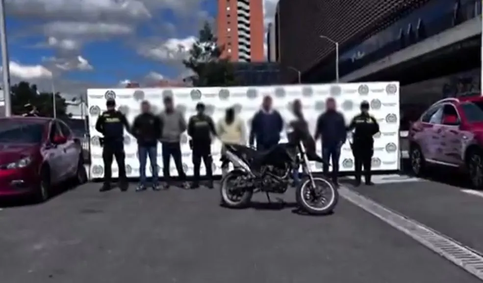 En Teusaquillo: así cayeron los ladrones de la banda 'Los del Carro Rojo' La Policía Metropolitana de Bogotá desarticuló la banda criminal 'Los del Carro Rojo', dedicada al hurto de vehículos de alta gama con violencia.