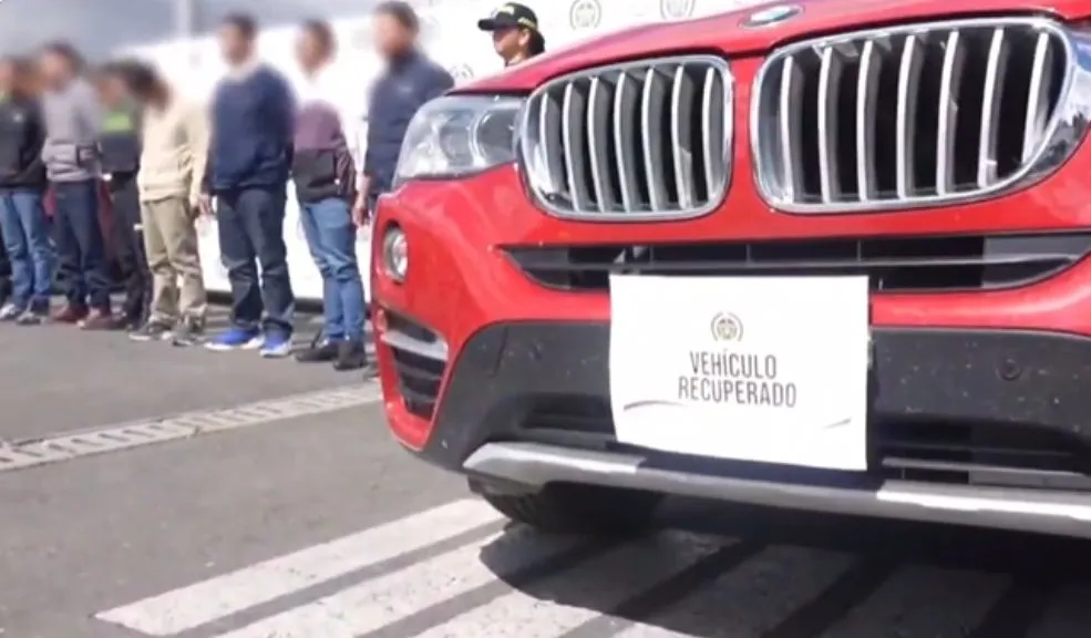 En Teusaquillo: así cayeron los ladrones de la banda 'Los del Carro Rojo' La Policía Metropolitana de Bogotá desarticuló la banda criminal 'Los del Carro Rojo', dedicada al hurto de vehículos de alta gama con violencia.