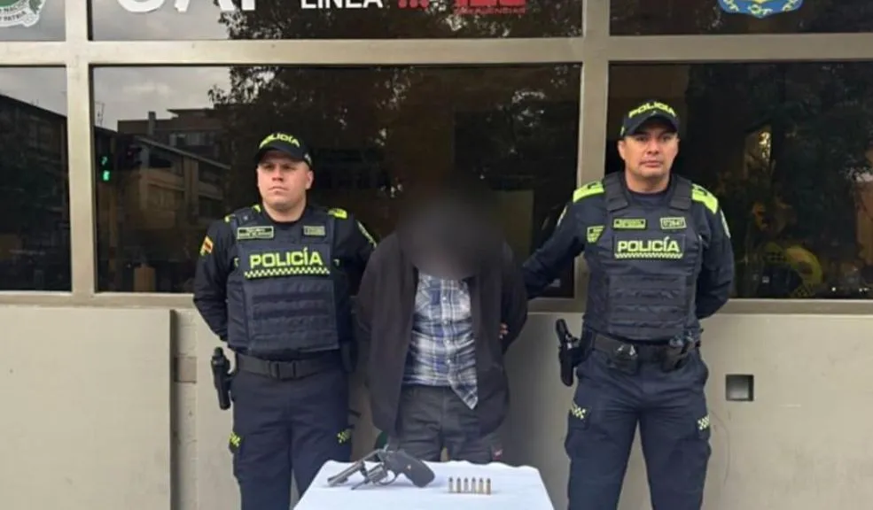 En Teusaquillo: hombre detenido con revólver, en la calle 26, intentó huir 9 En Teusaquillo: hombre detenido con revólver, en la calle 26, intentó huir Un hombre intentó huir de la Policía en el occidente de Bogotá, pero fue capturado con un arma ilegal y dejado a disposición de la Fiscalía. El hecho ocurrió en la calle 26.