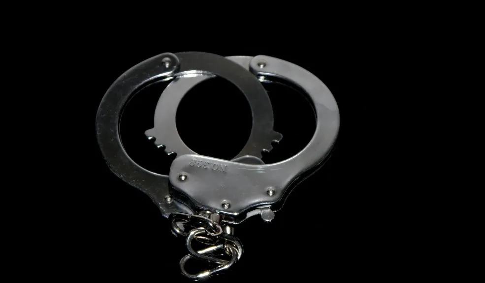En Teusaquillo: hombre detenido con revólver, en la calle 26, intentó huir 3 En Teusaquillo: hombre detenido con revólver, en la calle 26, intentó huir Un hombre intentó huir de la Policía en el occidente de Bogotá, pero fue capturado con un arma ilegal y dejado a disposición de la Fiscalía. El hecho ocurrió en la calle 26.