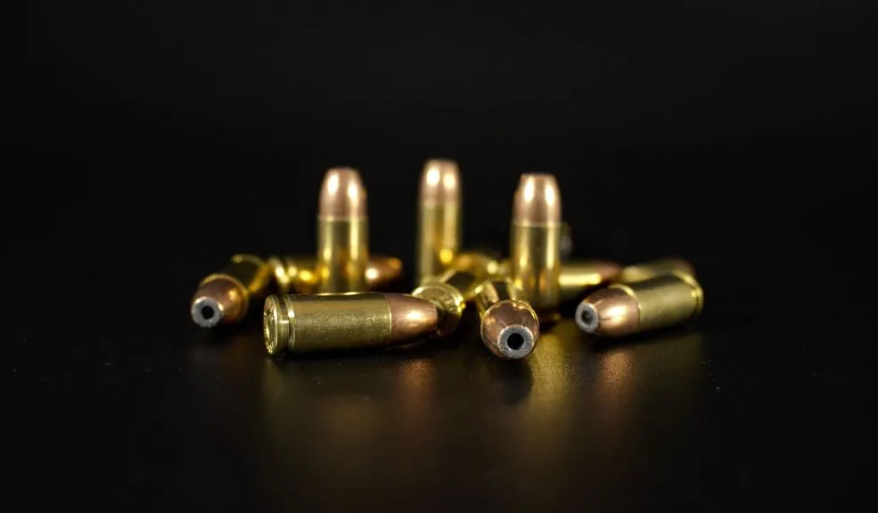 En Teusaquillo: hombre detenido con revólver, en la calle 26, intentó huir 2 En Teusaquillo: hombre detenido con revólver, en la calle 26, intentó huir Un hombre intentó huir de la Policía en el occidente de Bogotá, pero fue capturado con un arma ilegal y dejado a disposición de la Fiscalía. El hecho ocurrió en la calle 26.