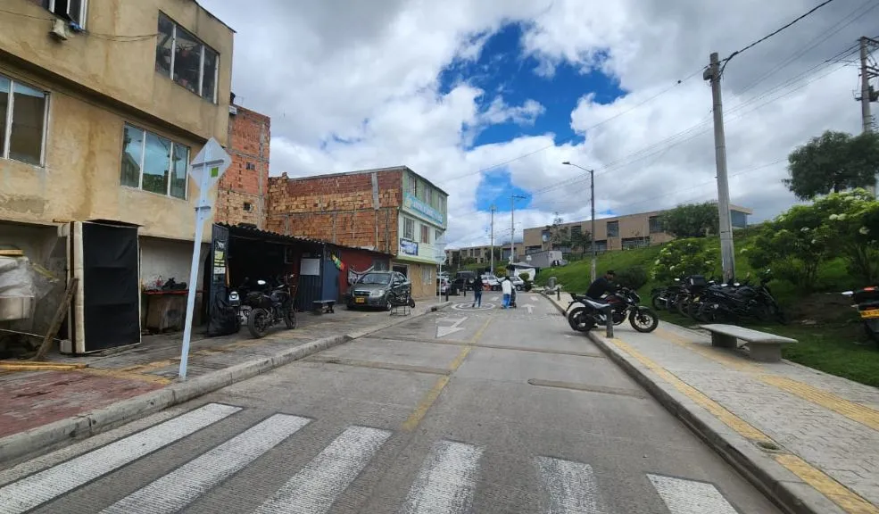 En Tunjuelito, un sicario lo mató mientras trabajaba en el barrio Isla Sol El crimen de Néstor Emilio Conejo Riaño, de 47 años, ocurrió en un taller de motocicletas donde laboraba desde hacía cuatro meses, en el barrio Isla del Sol, en Tunjuelito. Según el reporte preliminar, un agresor que se desplazaba a pie llegó hasta el establecimiento y le disparó a traición.