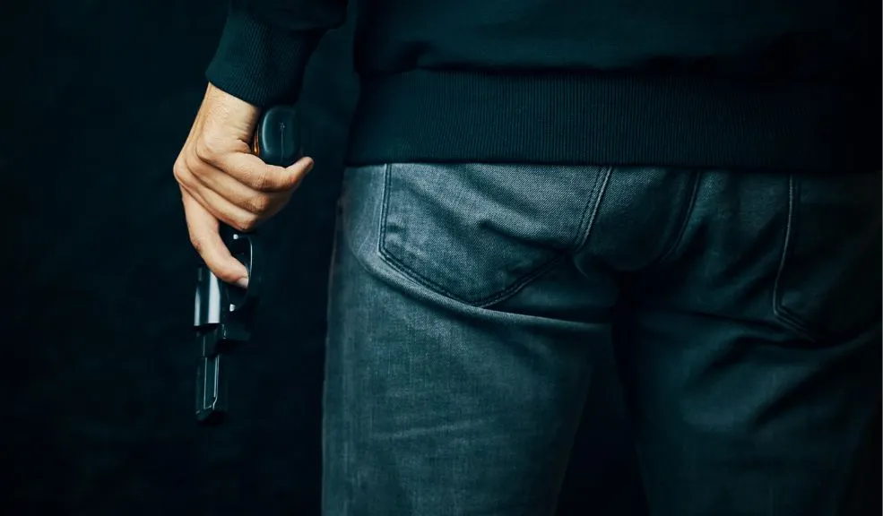 En Tunjuelito, un sicario lo mató mientras trabajaba en el barrio Isla Sol El crimen de Néstor Emilio Conejo Riaño, de 47 años, ocurrió en un taller de motocicletas donde laboraba desde hacía cuatro meses, en el barrio Isla del Sol, en Tunjuelito. Según el reporte preliminar, un agresor que se desplazaba a pie llegó hasta el establecimiento y le disparó a traición.