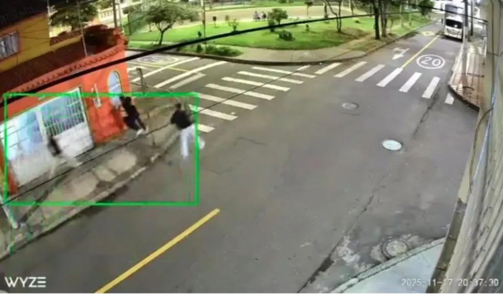En Villa Mayor, la Policía frustra robo de camioneta de alta gama 1 En Villa Mayor, la Policía frustra robo de camioneta de alta gama Dos presuntos ladrones armados fueron capturados en el barrio Villa Mayor luego de que la acción coordinada entre vecinos y miembros de la Policía Metropolitana permitiera frustrar el robo de una camioneta de lujo. Conozca los detalles de la exitosa operación.