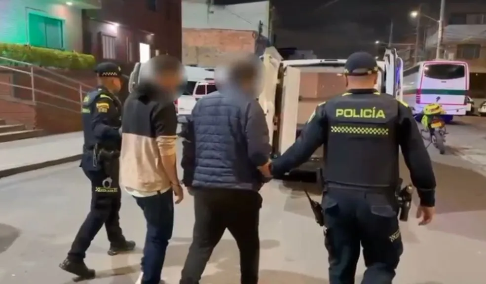 En Villa Mayor, la Policía frustra robo de camioneta de alta gama 2 En Villa Mayor, la Policía frustra robo de camioneta de alta gama Dos presuntos ladrones armados fueron capturados en el barrio Villa Mayor luego de que la acción coordinada entre vecinos y miembros de la Policía Metropolitana permitiera frustrar el robo de una camioneta de lujo. Conozca los detalles de la exitosa operación.
