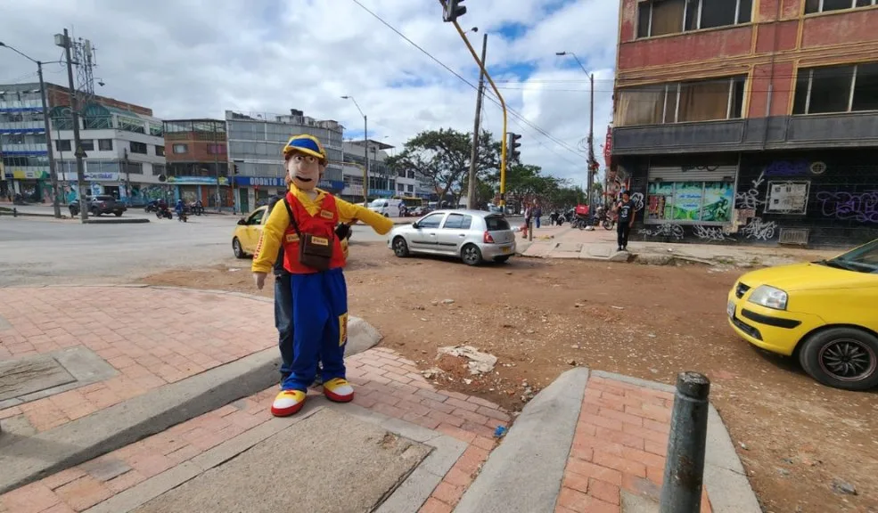 En Villa Zarzamora llevan más de 20 años con las vías vueltas polvo Entre vías destrozadas, basuras e inseguridad, los vecinos de la localidad de Kennedy, en Villa Zarzamora, viven una pesadilla que ya completa más de dos décadas. Armando Calle pudo evidenciar la grave problemática del sector, donde muchos residentes ya perdieron la esperanza de que las calles algún día sean arregladas, pues han pasado toda su vida viendo las vías en mal estado.