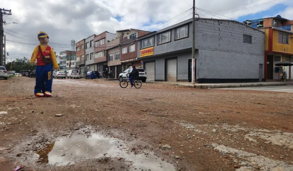 En Villa Zarzamora llevan más de 20 años con las vías vueltas polvo Entre vías destrozadas, basuras e inseguridad, los vecinos de la localidad de Kennedy, en Villa Zarzamora, viven una pesadilla que ya completa más de dos décadas. Armando Calle pudo evidenciar la grave problemática del sector, donde muchos residentes ya perdieron la esperanza de que las calles algún día sean arregladas, pues han pasado toda su vida viendo las vías en mal estado.