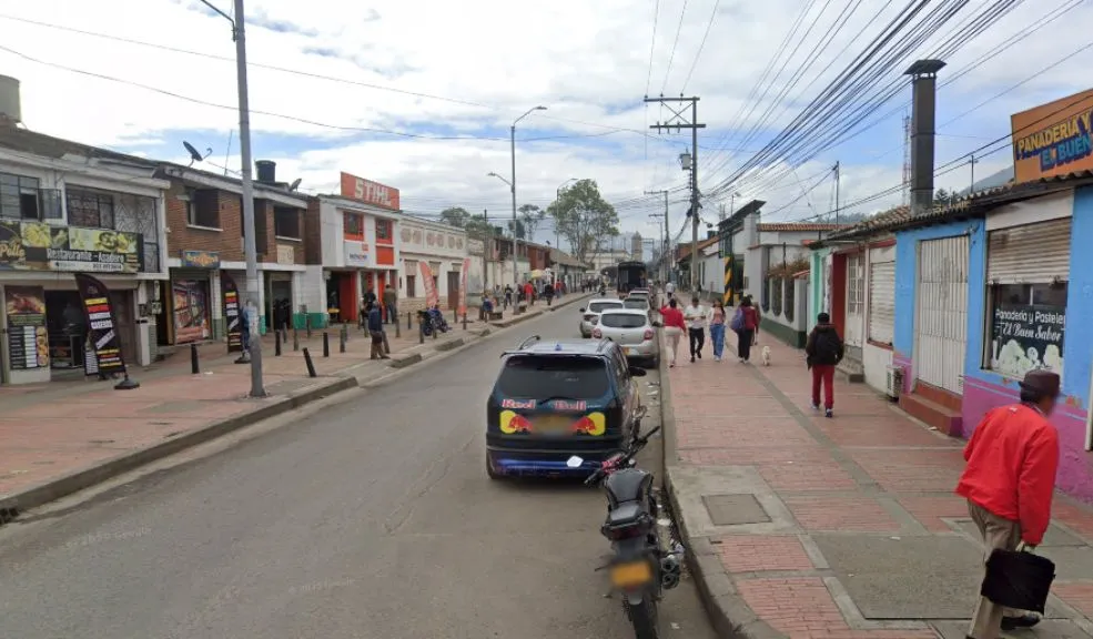 En Zipaquirá: a Carlos lo mataron cuando se tomaba unas cervezas en una tienda 1 En Zipaquirá: a Carlos lo mataron cuando se tomaba unas cervezas en una tienda Carlos Andrés Cañón es el hombre que fue identificado tras perder la vida en un ataque ocurrido en un establecimiento comercial de Zipaquirá. El deceso ocurrió luego de que Cañón fuera abordado por otro individuo mientras se encontraba ingiriendo bebidas alcohólicas en el lugar.